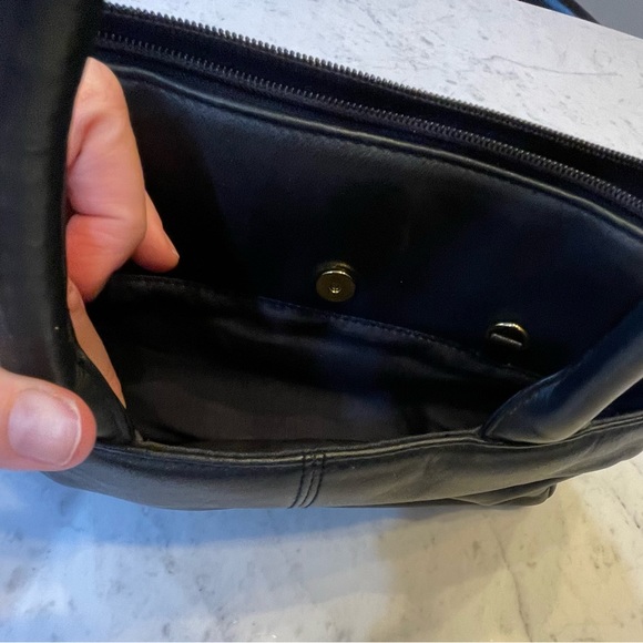 Black/Navy Quality Leather Vintage Etienne Aigner Hand Bag with Gold Accents - Picture 9 of 17